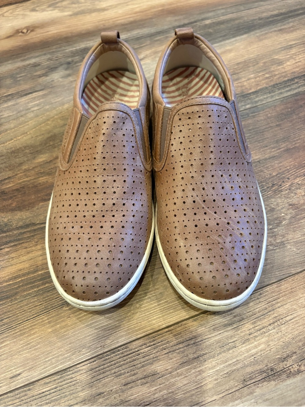 Taos Court Women’s slip on sneakers size 9